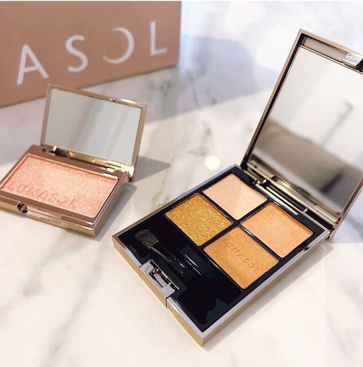 ルナソルのアイカラーレーションN23 Morning Glowとカラーリングシアーチークス 05