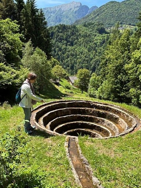 ７種の鉱物が埋まったこの輪を通った水は７つの惑星のエネルギーを得ることができると言われている。この水が畑に流れ植物が育つ