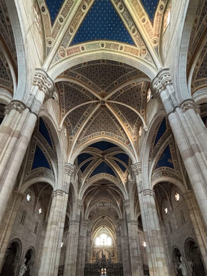 パヴィア修道院教会の内部