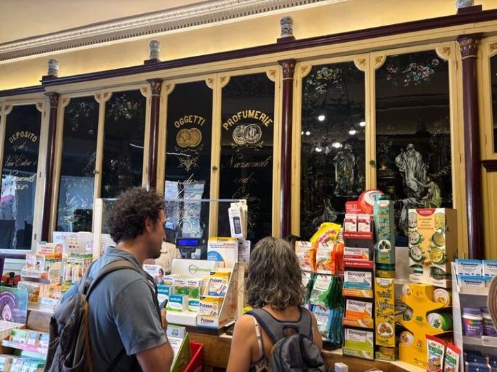 昔の薬草を採取したり、薬を作っている風景の絵が描かれている薬局