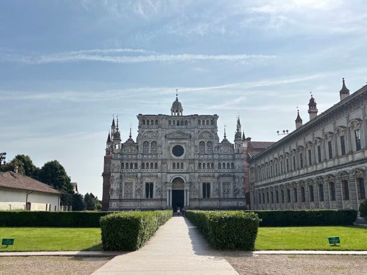 パヴィア修道院の教会の正面