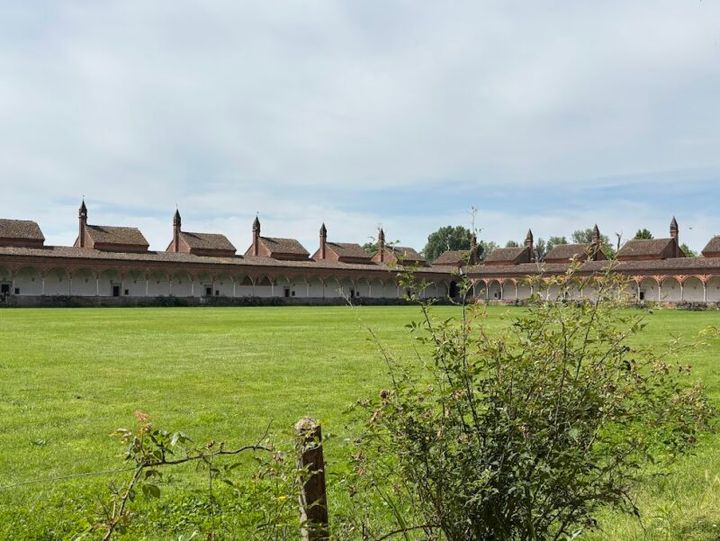 奥に並ぶ修道士の家。小さな屋根が目印