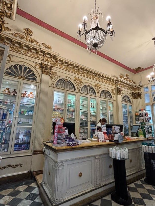 時代を感じさせる薬局の内装