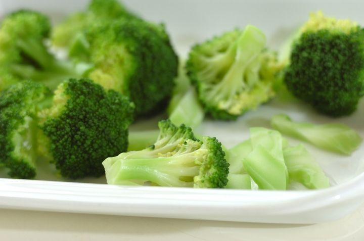 カニとブロッコリーの卵とじの下準備1