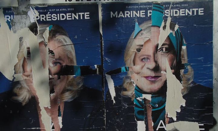 破られたル・ペン候補のポスター（パリ、2022年）