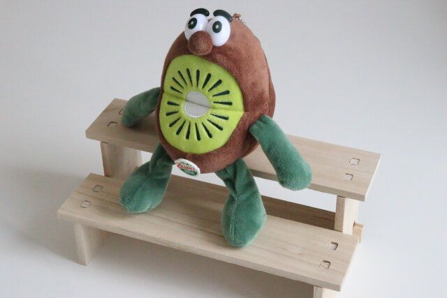 ダイソーのマスコットを飾れる木製ディスプレイスタンド（二段）