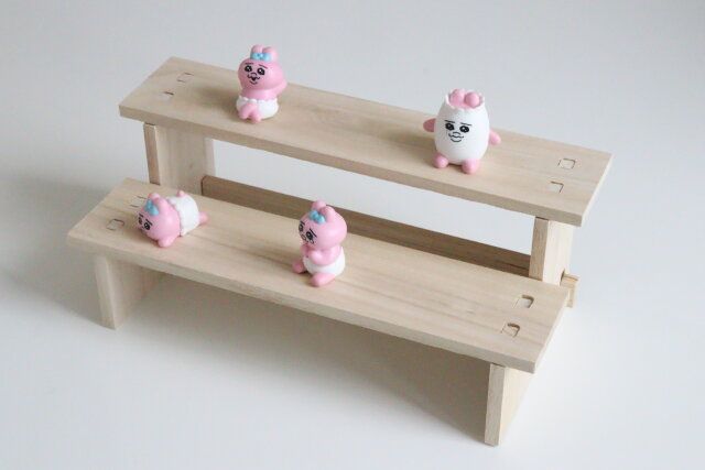 ダイソーのガチャガチャを飾れる木製ディスプレイスタンド（二段）