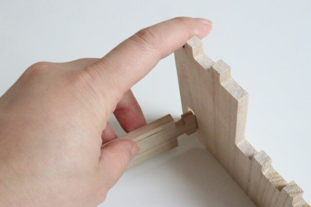 ダイソーの木製ディスプレイスタンド（二段）を組み立てる