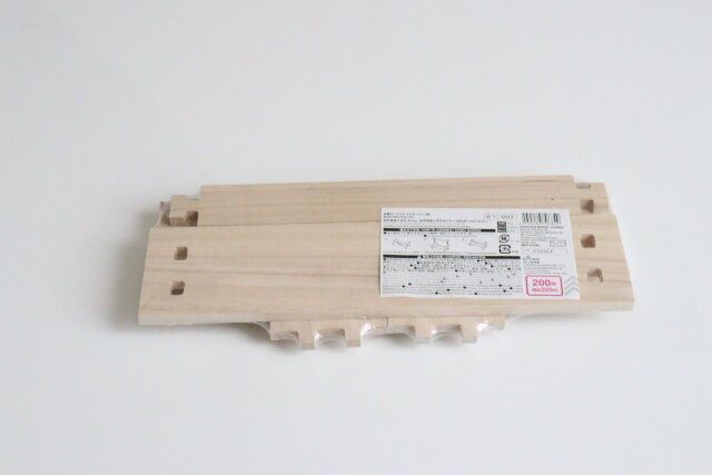 ダイソーの木製ディスプレイスタンド（二段）のパッケージ