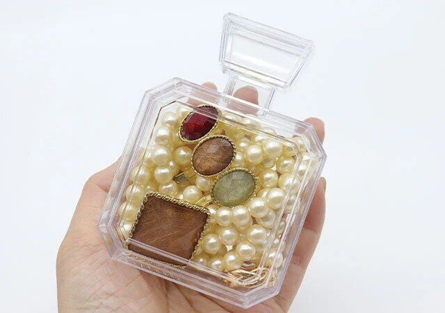 ダイソーのお洒落なギフトボックス 香水型 クリア