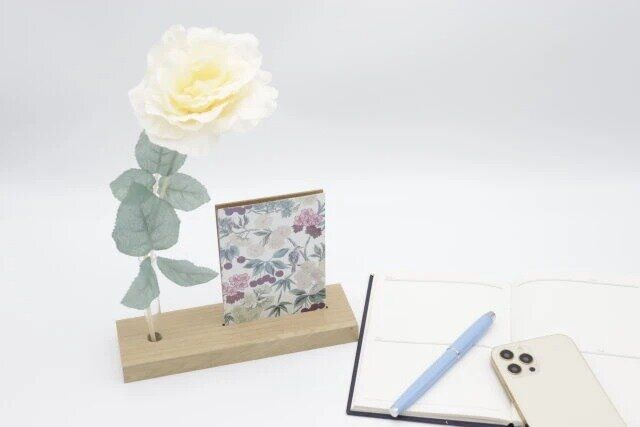 ダイソーのお洒落なインテリア置物（L判写真立て、一輪挿し付）