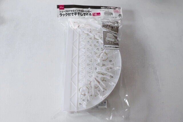 ダイソー シューズが干せるピンチ付ハンガー（16ピンチ） パッケージ