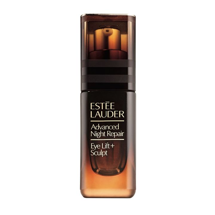 美容施術発想のアプローチで、ボリュームレスなところはふっくら、たるんだ部分はタイトニング。シャープなまなざしへ導く。シワケアとして、他のパーツにも。アドバンス ナイト リペア LS アイ セラム 15mℓ ¥13,310(9月5日発売)/エスティ ローダー