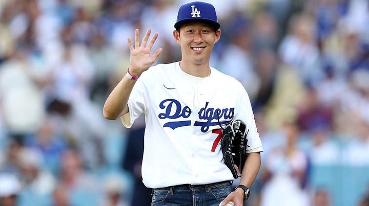 サッカー韓国代表スター、大谷翔平をスマホで必死に撮影！山本由伸とはツーショットに成功