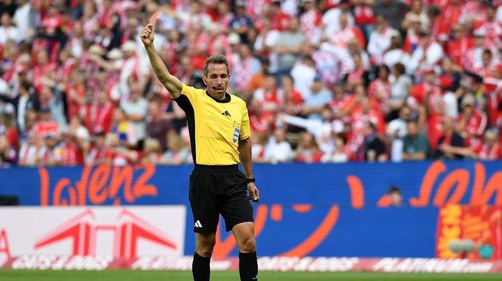 前代未聞！欧州国際大会で『スタジアムDJ』にレッドカードが提示される