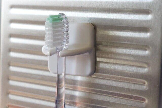 ダイソーのマグネット歯ブラシホルダー 浴室用