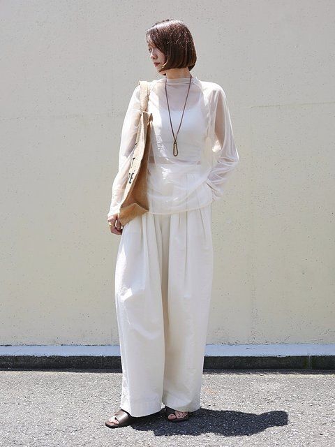 パンツスタイルの淡色コーデ5