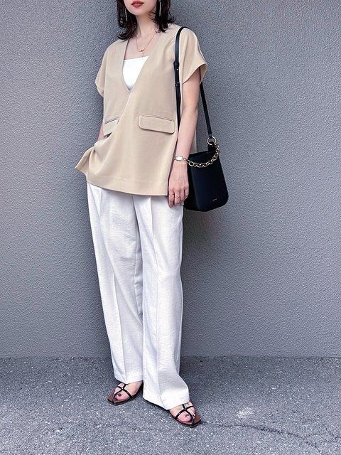 パンツスタイルの淡色コーデ1