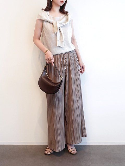 パンツスタイルの淡色コーデ2