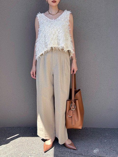 パンツスタイルの淡色コーデ4