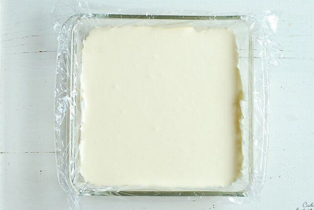 生地を型に流し入れ、上からふんわりラップをかける。