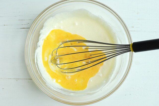 溶いた卵を少しずつ加えながら、泡立て器でよく混ぜる。