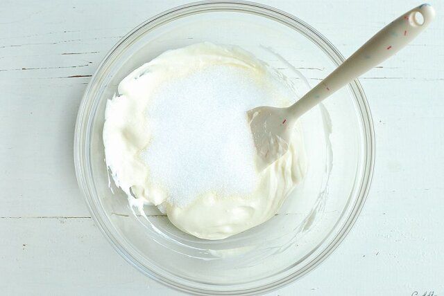 グラニュー糖を加えゴムベラで混ぜる。