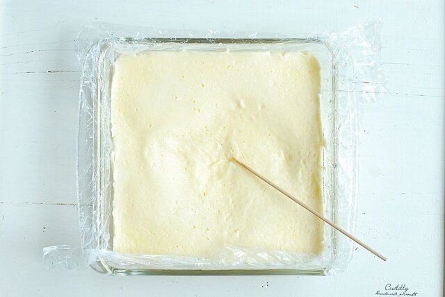 真ん中に竹串を刺して、生の生地がついてこないか確認する。