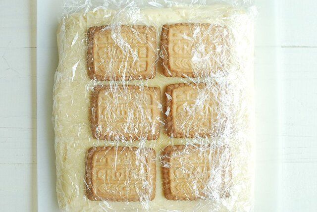 チーズケーキの表面にチョイスを6枚並べラップをして冷蔵庫で1時間冷やす。