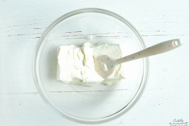 クリームチーズをゴムベラでよく混ぜる。