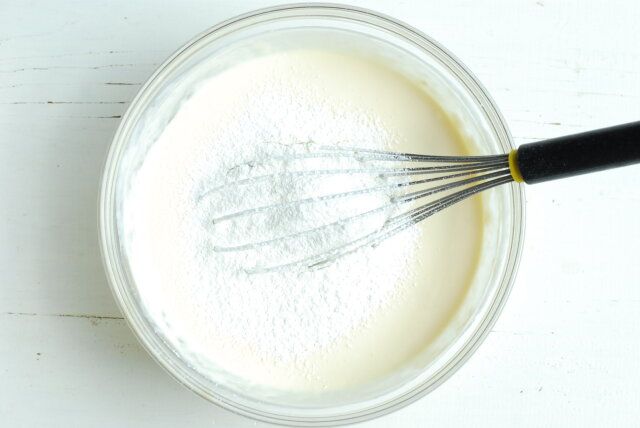 薄力粉を網で振るいながら入れ、泡立て器でなめらかになるまで混ぜる。
