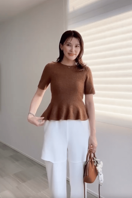 リブニットペプラムトップを着たコーデ