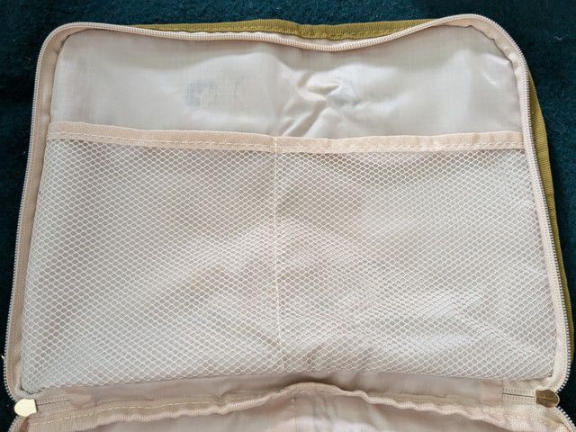 縁取りパイピングと二重ファスナーのディテール