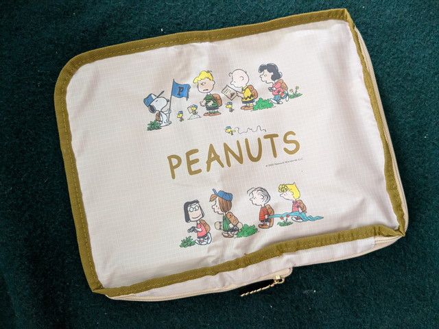 ベージュ地にカーキのパイピング。PEANUTSの総柄が映える外観