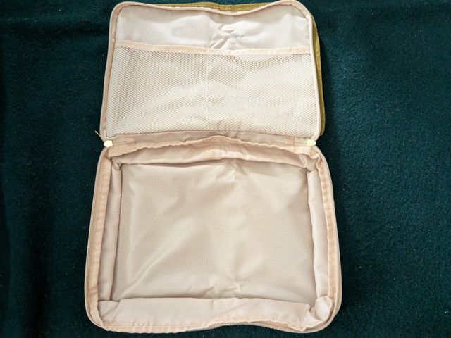 側面の圧縮用ファスナー。ぐるりと一周して厚みがスリムに