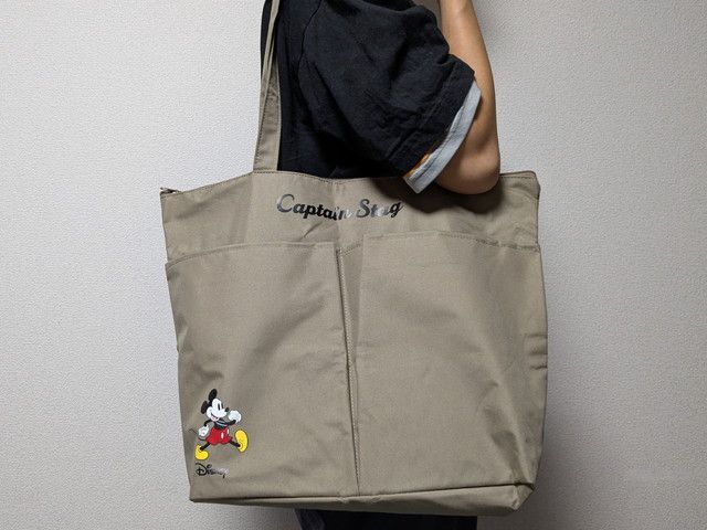 BIGトートを肩掛けした着用カット