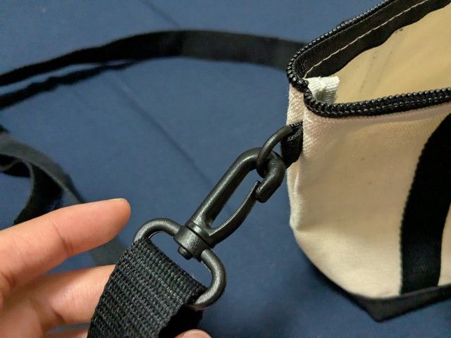 ショルダーストラップの取り外し金具ディテール
