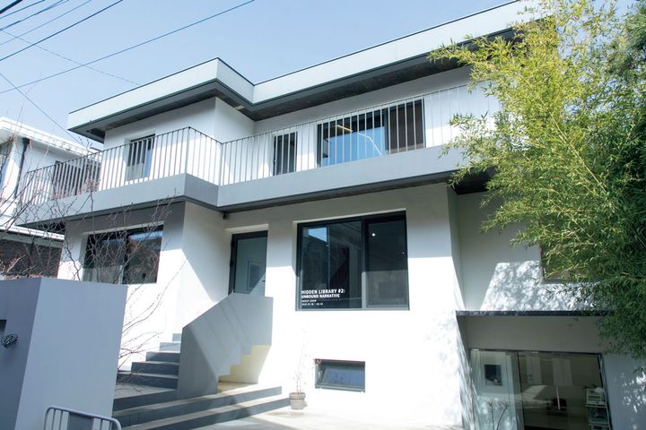 元は住宅だった建物を建築家のメンバーが改修