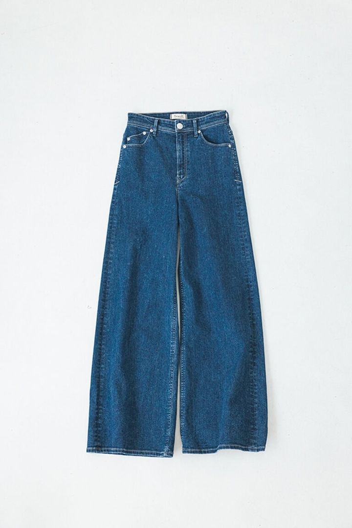 デニムパンツ¥31,900／ヤヌーク（カイタックインターナショナル）