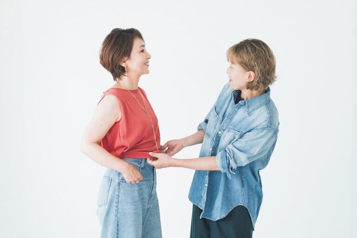 「デニム、素敵ですよ！」とMaiKoさん。「えー、自分では似合わない気がして…」と読者の平塚由起さん。