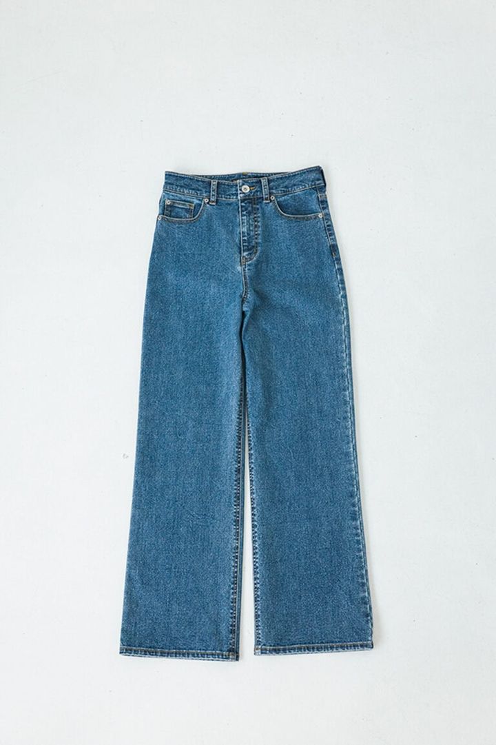 ストレッチデニムパンツ ¥33,000／ツル バイ マリコ オイカワ