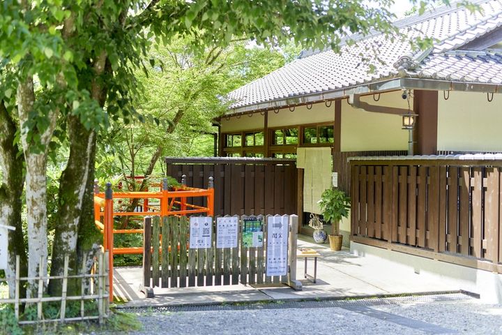 「茶所 閑坐（かんざ）」入口