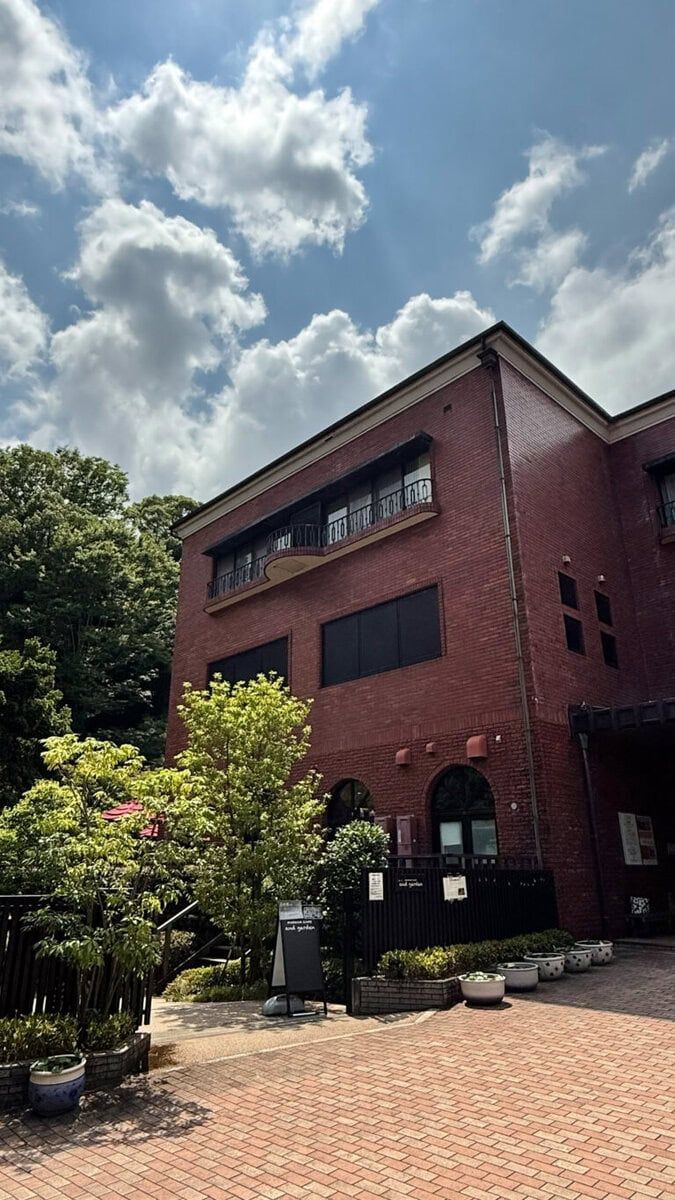 緑あふれる美術館外観