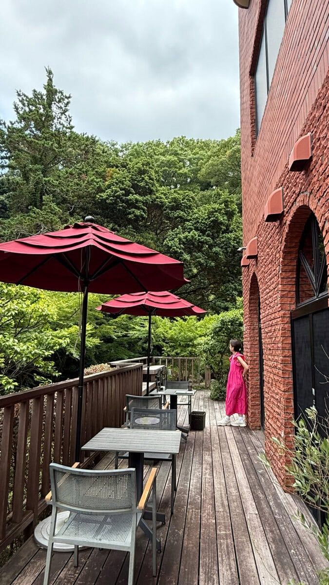 真夏でもテラスは風と水のせせらぎで心地よいの