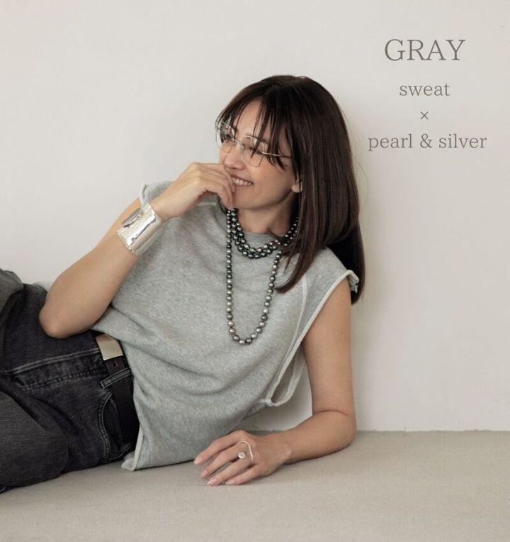 ネックレス〈短〉＆〈中〉各24万2000円、〈長〉76万2300円［すべてSLV、タヒチアンパール］（すべてマリコ ツチヤマ）、バングル42万9000円［SLV925、ボツワナアゲート］（ソフィー ブハイ／すべてエスケーパーズ アナザーワールド） リング5万9000円［SLV925］（コールムーン／ショールーム セッション） トップス1万5000円（ケラウズランブラ／ジャック・オブ・オールトレーズ） デニムパンツ5万9400円、ベルト2万7500円（ともにハイク／ボウルズ） メガネ6万8200円（オプティカルテイラー クレイドル青山店）