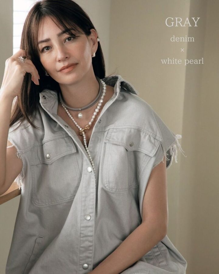 チョーカー12万1000円［K14 YG、パール、レザー］（ミズキ／ロンハーマン） ネックレス9万7900円［SLV925／K18プレート、淡水パール］（プリーク／エイチ ビューティー＆ユース） 三連リング27万5000円［SLV925、K18 YG、K18 RG］（スピネリキルコリン）、ピアス20万9000円［K14 YG、パール］（プロジェビア／ともにロンハーマン） パールキャッチのイヤカフ1万2000円［K18 YG、パール］（ラミエ） デニムベスト3万9600円（ダウルスタンダードクロージング／株式会社フィルム）