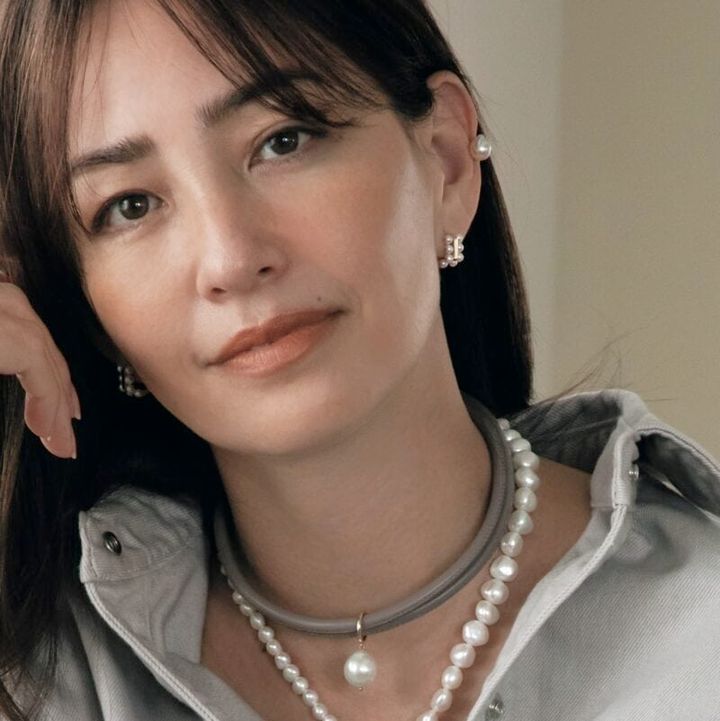 チョーカー12万1000円［K14 YG、パール、レザー］（ミズキ／ロンハーマン） ネックレス9万7900円［SLV925／K18プレート、淡水パール］（プリーク／エイチ ビューティー＆ユース） 三連リング27万5000円［SLV925、K18 YG、K18 RG］（スピネリキルコリン）、ピアス20万9000円［K14 YG、パール］（プロジェビア／ともにロンハーマン） パールキャッチのイヤカフ1万2000円［K18 YG、パール］（ラミエ） デニムベスト3万9600円（ダウルスタンダードクロージング／株式会社フィルム）