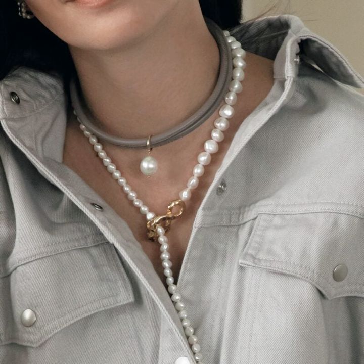 チョーカー12万1000円［K14 YG、パール、レザー］（ミズキ／ロンハーマン） ネックレス9万7900円［SLV925／K18プレート、淡水パール］（プリーク／エイチ ビューティー＆ユース） 三連リング27万5000円［SLV925、K18 YG、K18 RG］（スピネリキルコリン）、ピアス20万9000円［K14 YG、パール］（プロジェビア／ともにロンハーマン） パールキャッチのイヤカフ1万2000円［K18 YG、パール］（ラミエ） デニムベスト3万9600円（ダウルスタンダードクロージング／株式会社フィルム）