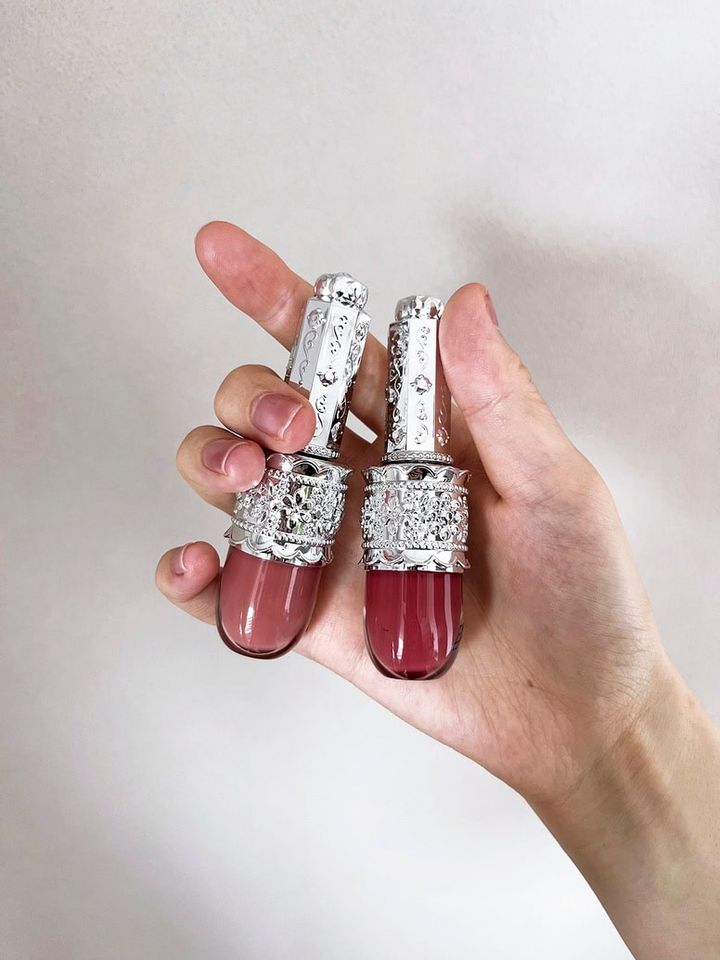 ジルスチュアート ビューティのリップラッカー ブルーミングガーランド