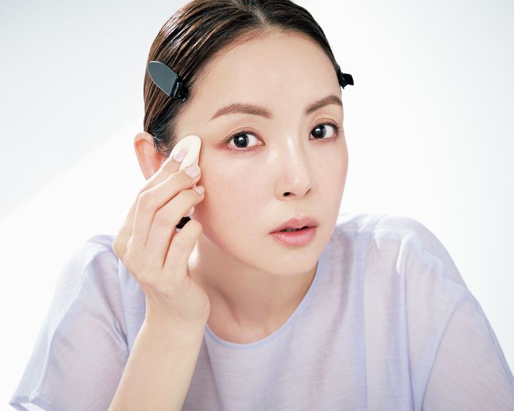 ファンデを塗るようす